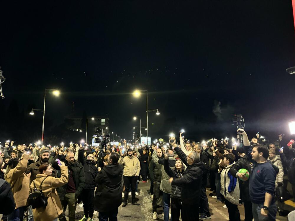 <p>Blokada mosta Blaža Jovanovića u Podgorici trajala od 17:26 do 18:30 časova. Studenti kazali da ništa nije urađeno kako se zločin na Cetinju ne bi ponovio</p>