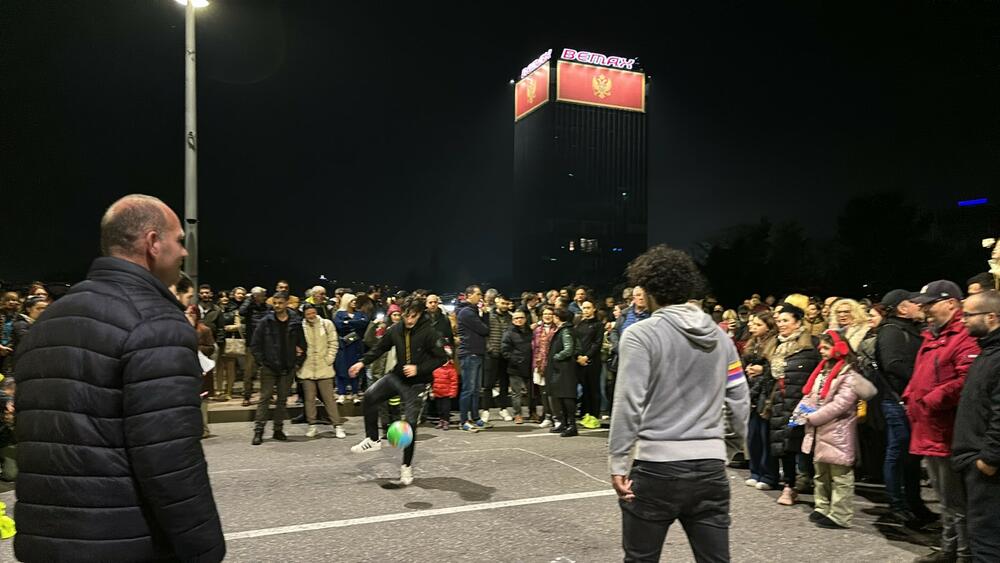 <p>Blokada mosta Blaža Jovanovića u Podgorici trajala od 17:26 do 18:30 časova. Studenti kazali da ništa nije urađeno kako se zločin na Cetinju ne bi ponovio</p>