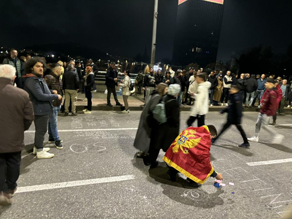 <p>Blokada mosta Blaža Jovanovića u Podgorici trajala od 17:26 do 18:30 časova. Studenti kazali da ništa nije urađeno kako se zločin na Cetinju ne bi ponovio</p>