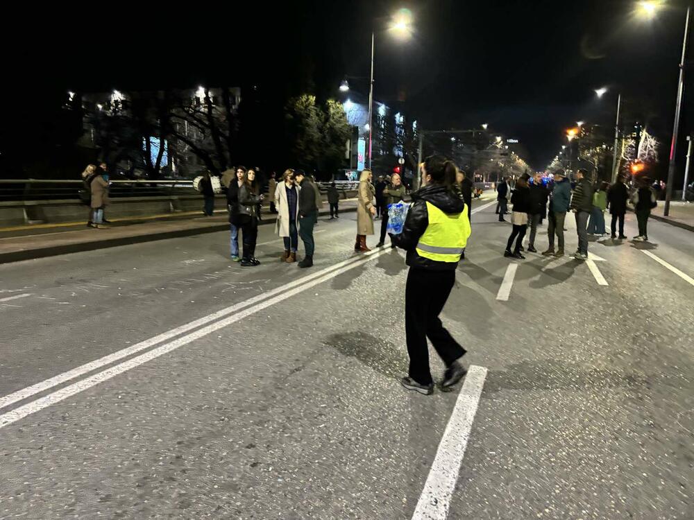 <p>Blokada mosta Blaža Jovanovića u Podgorici trajala od 17:26 do 18:30 časova. Studenti kazali da ništa nije urađeno kako se zločin na Cetinju ne bi ponovio</p>