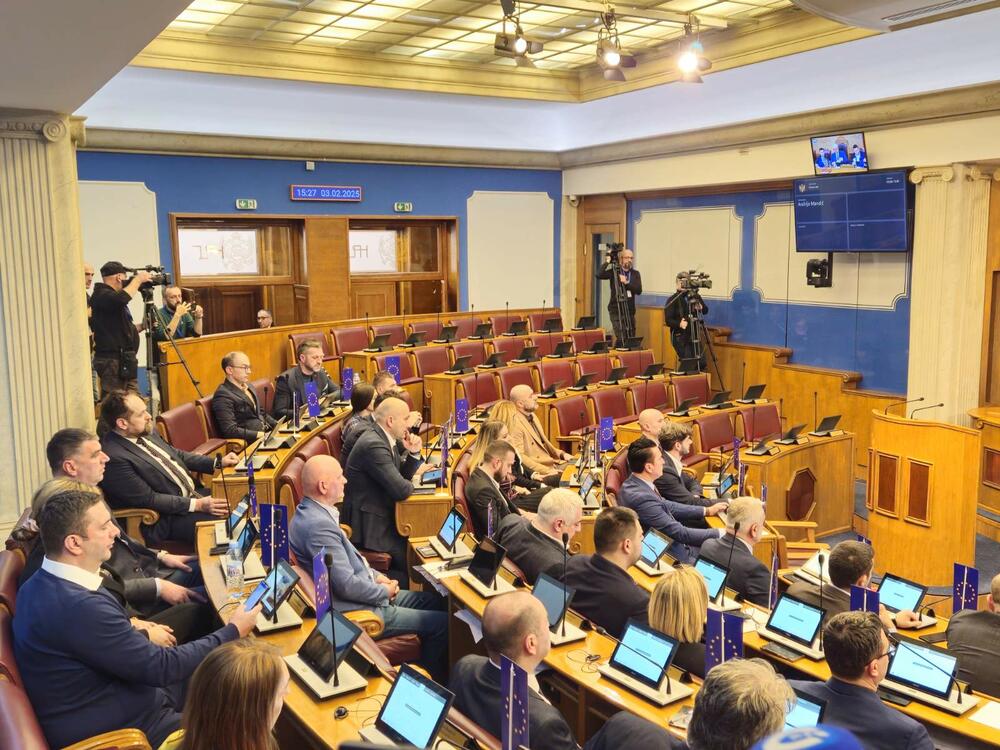 <p>Mandić je zaključio sjednicu i rekao poslanicima da će o nastavku biti obaviješteni</p>