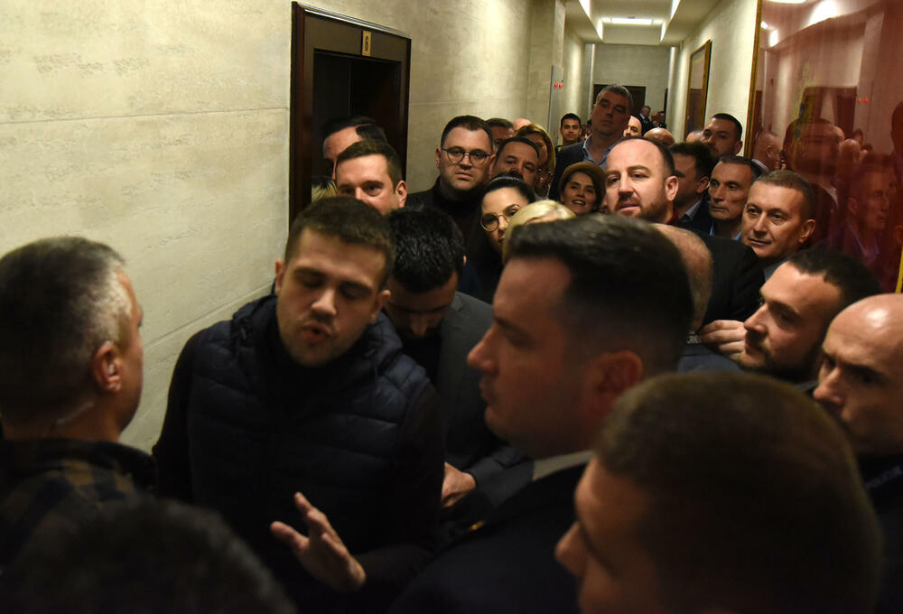 <p>Pogledajte kako je protekao dan u državnom parlamentu kroz foto priču</p>