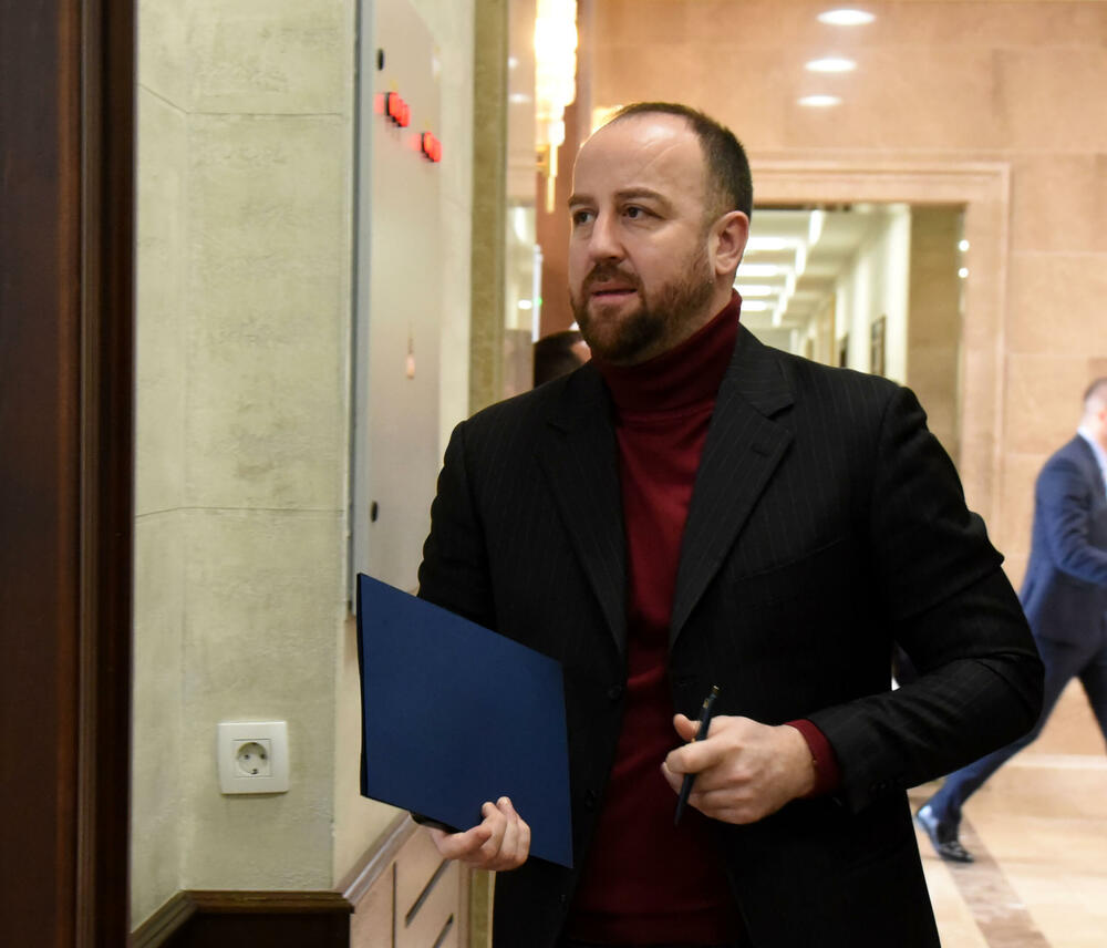 <p>Pogledajte kako je protekao dan u državnom parlamentu kroz foto priču</p>