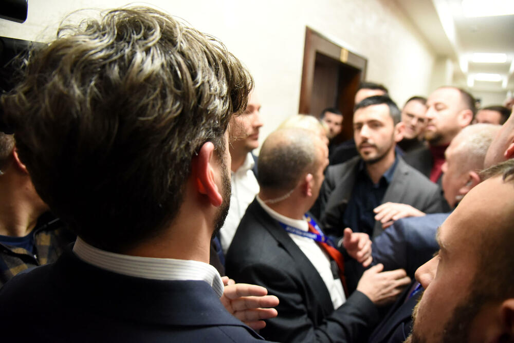 <p>Pogledajte kako je protekao dan u državnom parlamentu kroz foto priču</p>