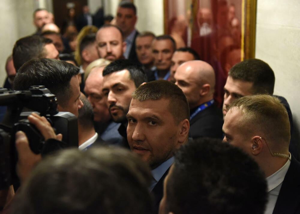 <p>Pogledajte kako je protekao dan u državnom parlamentu kroz foto priču</p>