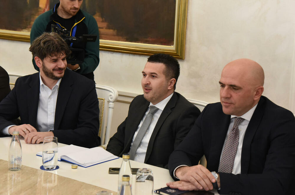 <p>Pogledajte kako je protekao dan u državnom parlamentu kroz foto priču</p>