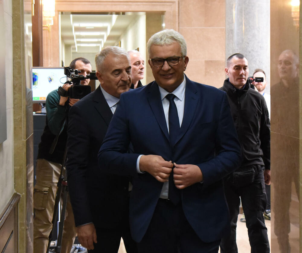 <p>Pogledajte kako je protekao dan u državnom parlamentu kroz foto priču</p>