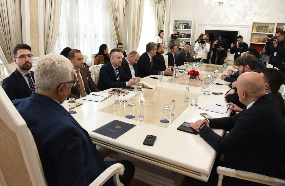 <p>Pogledajte kako je protekao dan u državnom parlamentu kroz foto priču</p>