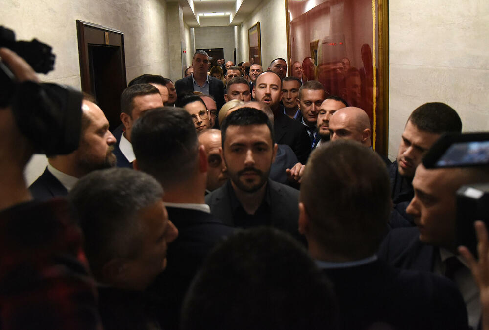 <p>Pogledajte kako je protekao dan u državnom parlamentu kroz foto priču</p>