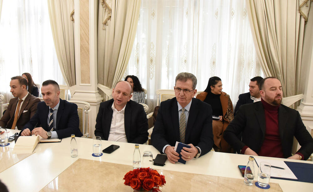 <p>Pogledajte kako je protekao dan u državnom parlamentu kroz foto priču</p>