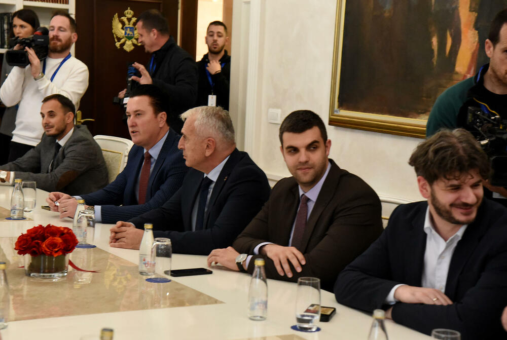 <p>Pogledajte kako je protekao dan u državnom parlamentu kroz foto priču</p>