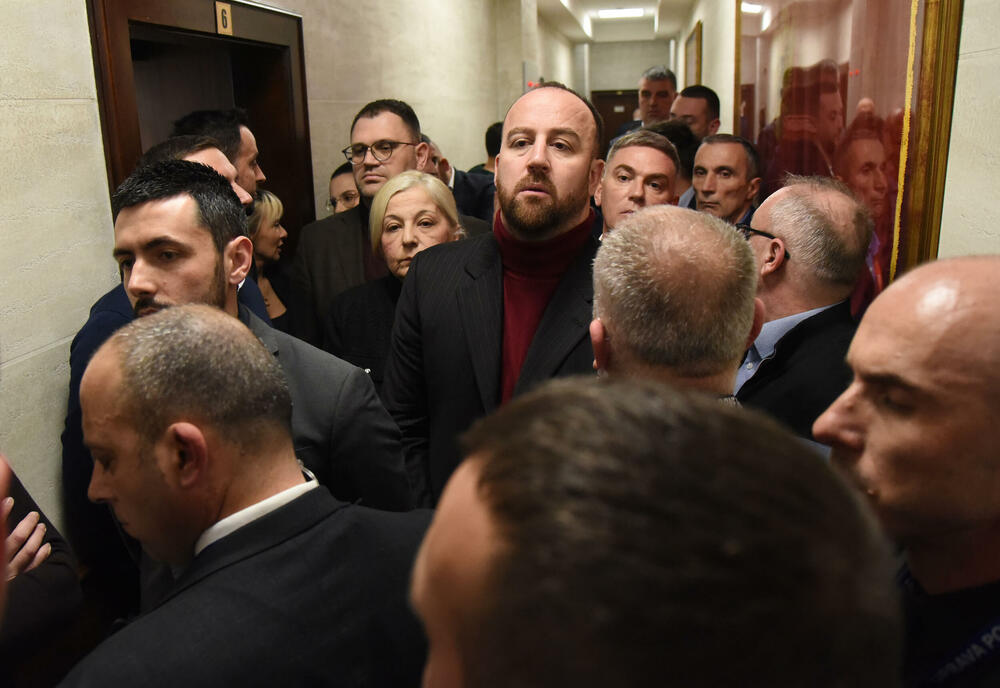 <p>Pogledajte kako je protekao dan u državnom parlamentu kroz foto priču</p>