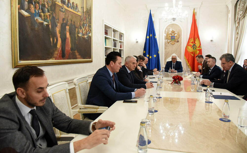 <p>Pogledajte kako je protekao dan u državnom parlamentu kroz foto priču</p>