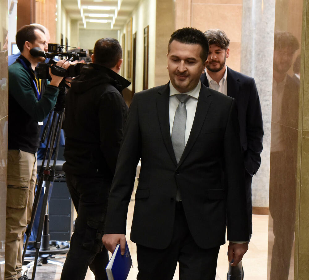 <p>Pogledajte kako je protekao dan u državnom parlamentu kroz foto priču</p>