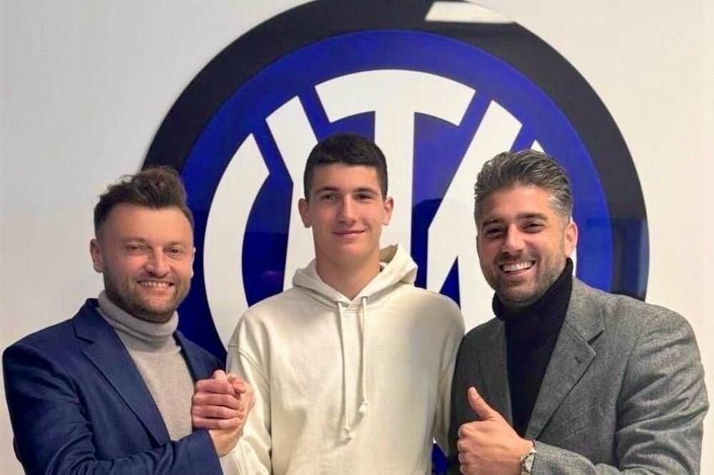 Vukoje nakon potpisivanja ugovora, Foto: Privatna arhiva