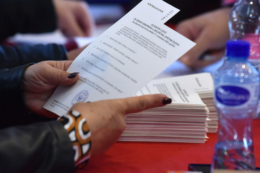 Građani bi dobili mogućnost da direktno odlučuju ko će ih predstavljati: Biračko mjesto u Budvi tokom nedavnih lokalnih izbora, Foto: BORIS PEJOVIC