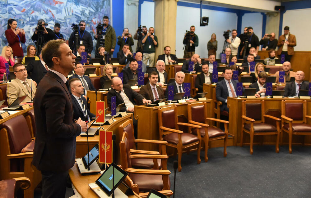 <p>Pogledajte kako je protekao dan u državnom parlamentu kroz foto priču</p>