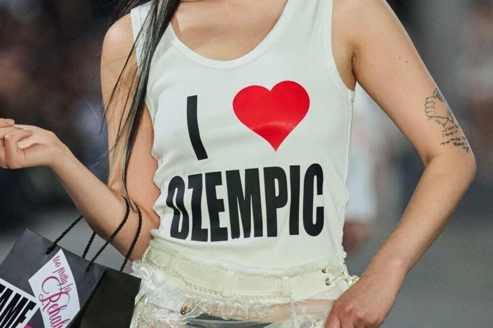 Brend Namilia je šokirao neke ovom majicom na Nedjelji mode u Berlinu 2024., a kasnije su izjavili da je u pitanju bio sarkazam, Foto: Sebastian Reuter/Getty Images