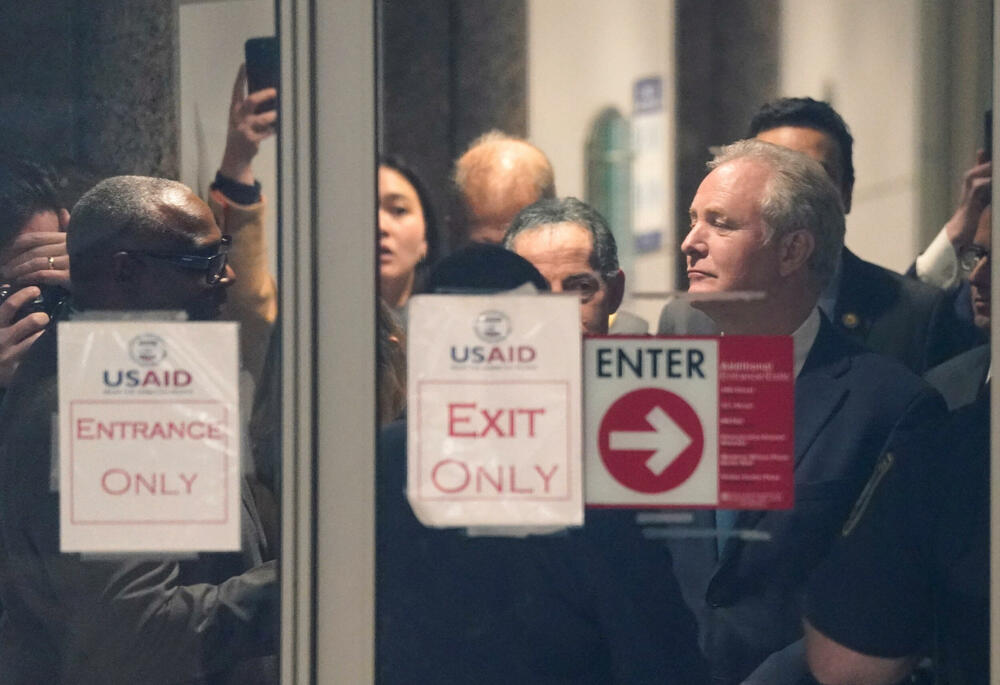 Van Holen stoji iza vrata kancelarija USAID-a