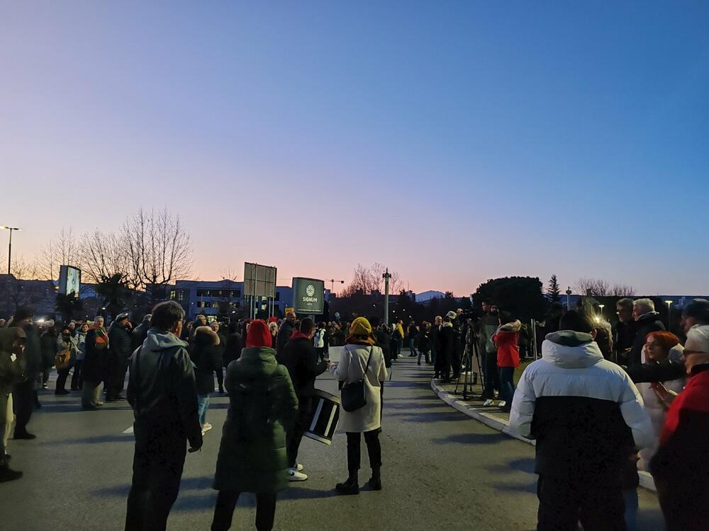 <p>Anastasija Martinović iz grupe "Kamo Śutra" kazala je novinarima, nakon blokade, da je ona prošla mirno i dostojanstveno</p>