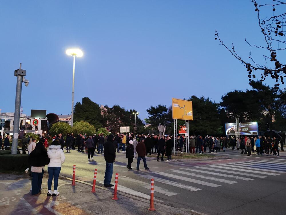 <p>Anastasija Martinović iz grupe "Kamo Śutra" kazala je novinarima, nakon blokade, da je ona prošla mirno i dostojanstveno</p>