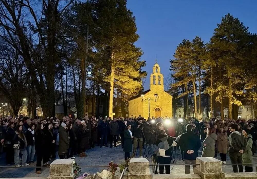 <p>Podrška studentima koji danima blokiraju saobraćajnice u Podgorici i zahtijevaju odgovornost za masovna ubistva počinjena u Prijestonici</p>