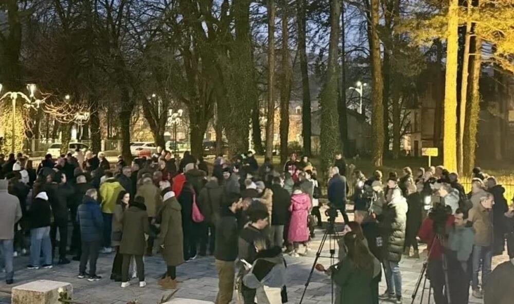 <p>Podrška studentima koji danima blokiraju saobraćajnice u Podgorici i zahtijevaju odgovornost za masovna ubistva počinjena u Prijestonici</p>