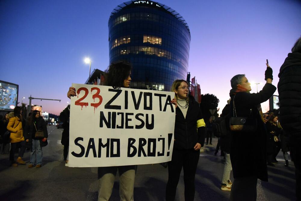 <p>Anastasija Martinović iz grupe "Kamo Śutra" kazala je novinarima, nakon blokade, da je ona prošla mirno i dostojanstveno</p>