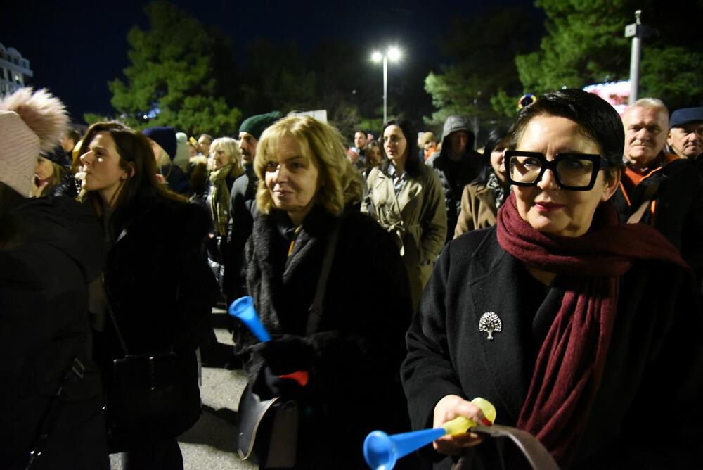 <p>Anastasija Martinović iz grupe "Kamo Śutra" kazala je novinarima, nakon blokade, da je ona prošla mirno i dostojanstveno</p>