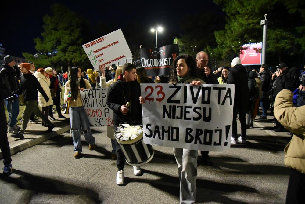 <p>Anastasija Martinović iz grupe "Kamo Śutra" kazala je novinarima, nakon blokade, da je ona prošla mirno i dostojanstveno</p>