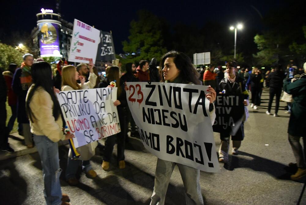 <p>Anastasija Martinović iz grupe "Kamo Śutra" kazala je novinarima, nakon blokade, da je ona prošla mirno i dostojanstveno</p>