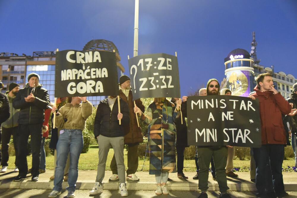 <p>Anastasija Martinović iz grupe "Kamo Śutra" kazala je novinarima, nakon blokade, da je ona prošla mirno i dostojanstveno</p>