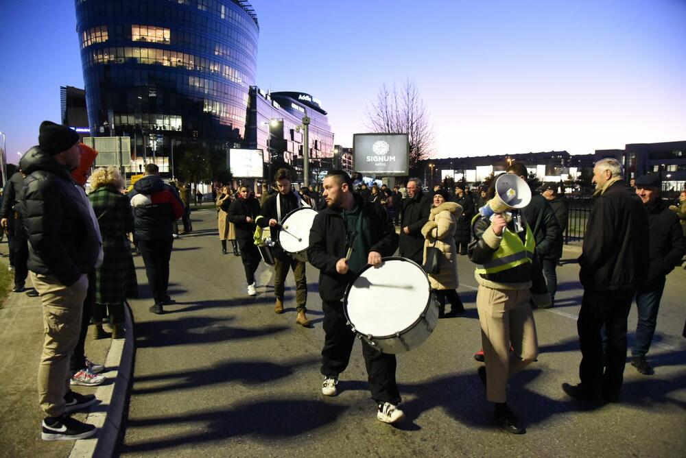 <p>Anastasija Martinović iz grupe "Kamo Śutra" kazala je novinarima, nakon blokade, da je ona prošla mirno i dostojanstveno</p>