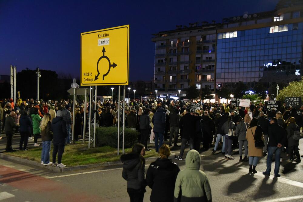 <p>Anastasija Martinović iz grupe "Kamo Śutra" kazala je novinarima, nakon blokade, da je ona prošla mirno i dostojanstveno</p>