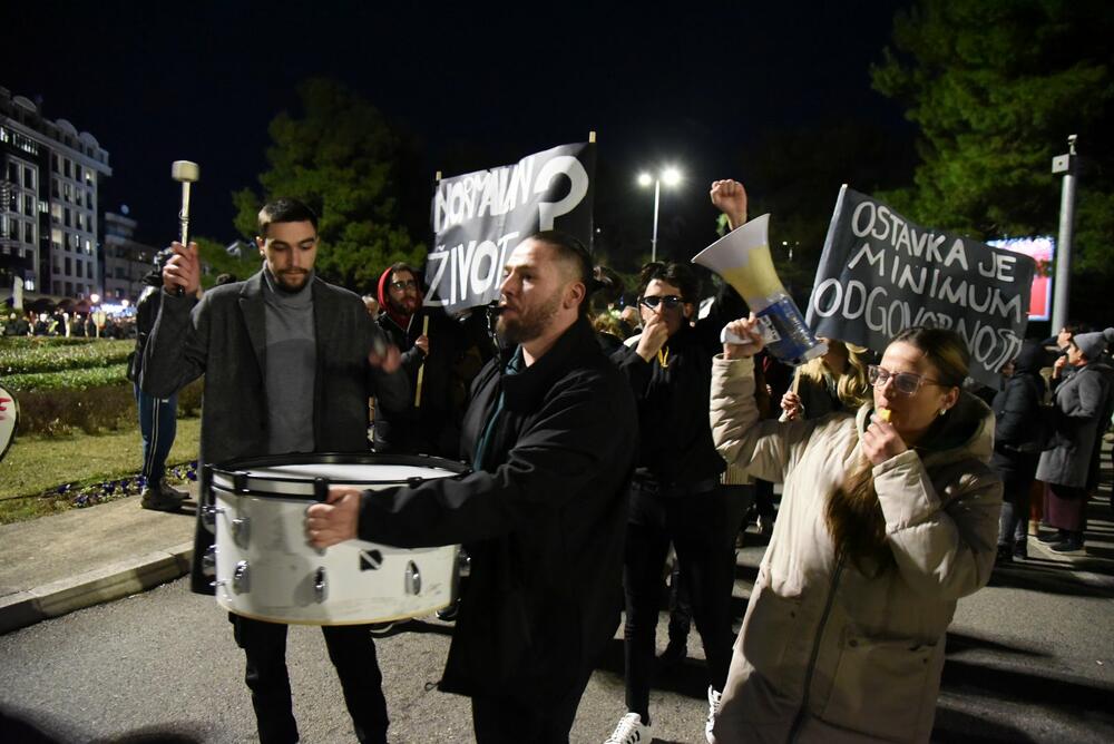 <p>Anastasija Martinović iz grupe "Kamo Śutra" kazala je novinarima, nakon blokade, da je ona prošla mirno i dostojanstveno</p>