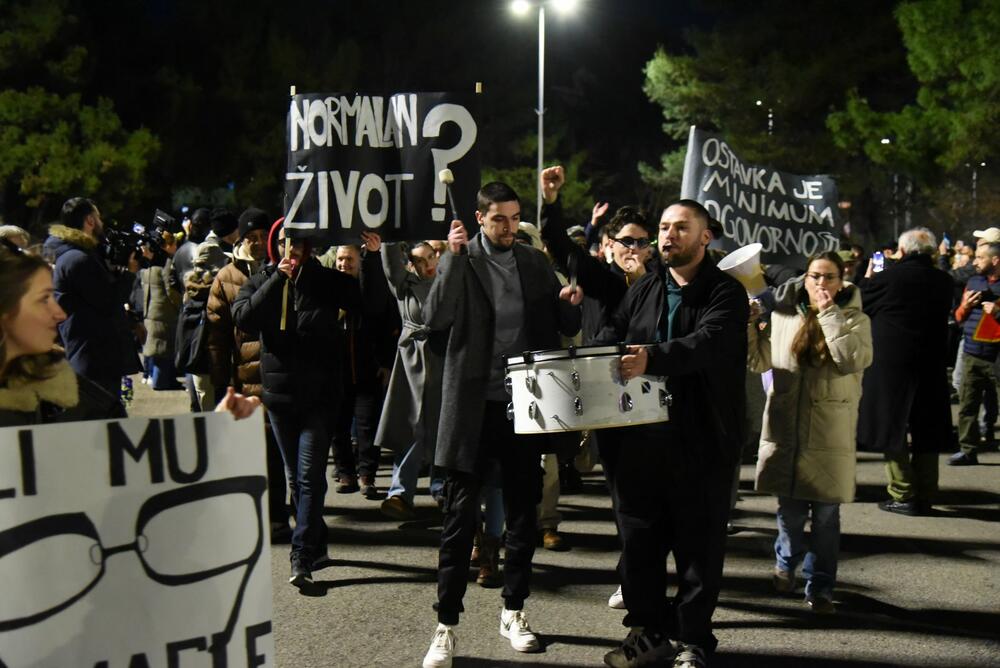 <p>Anastasija Martinović iz grupe "Kamo Śutra" kazala je novinarima, nakon blokade, da je ona prošla mirno i dostojanstveno</p>