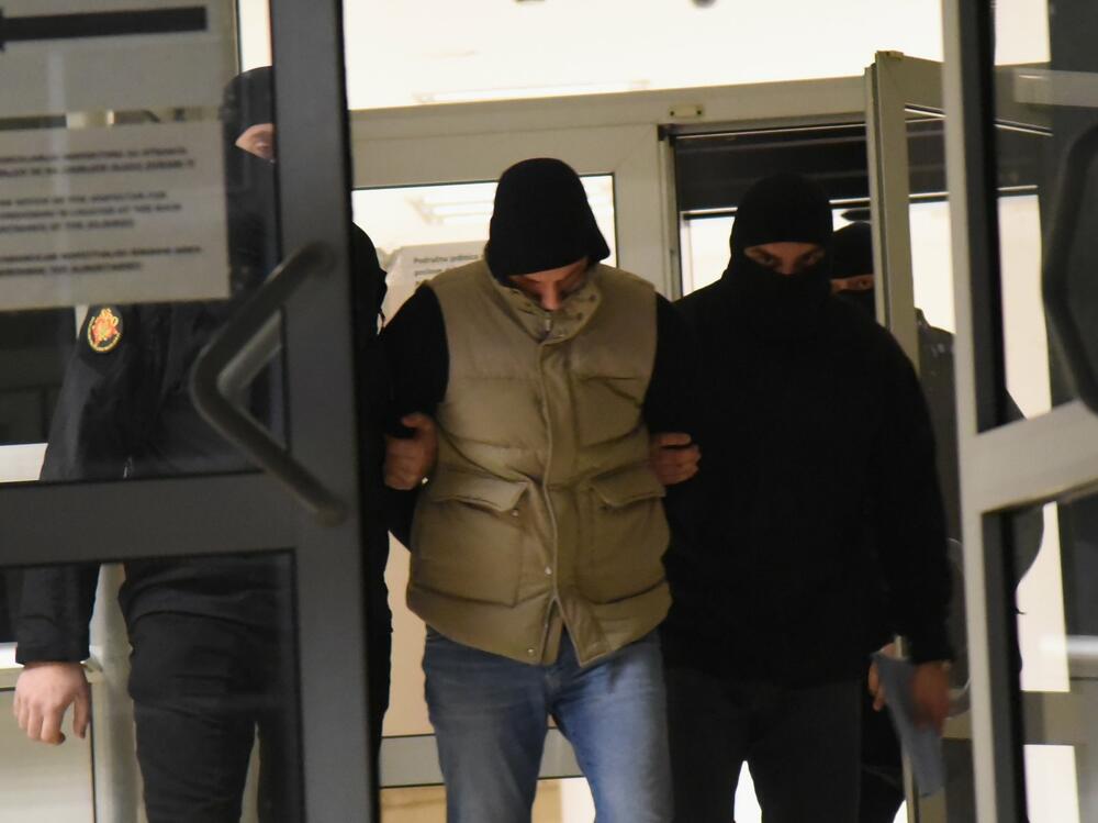 <p>Osumnjičenima se stavlja na teret krivično djelo - stvaranje kriminalne organizacije, primanje mita, zloupotreba službenog položaja i pranje novca</p>