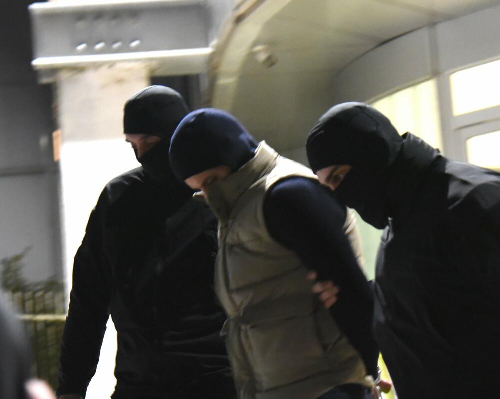 <p>Osumnjičenima se stavlja na teret krivično djelo - stvaranje kriminalne organizacije, primanje mita, zloupotreba službenog položaja i pranje novca</p>