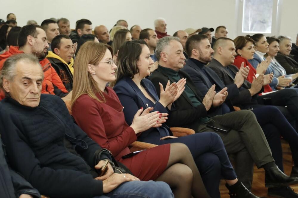 <p>Dolazi kraj ovoj petogodišnjoj agoniji naše države koja je danas institucionalno razorena, ekonomski uništena i posvađana sa susjedima", kazao je predsjednik DPS Danijel Živković</p>