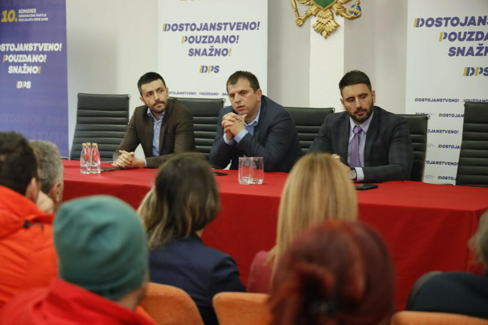 <p>Dolazi kraj ovoj petogodišnjoj agoniji naše države koja je danas institucionalno razorena, ekonomski uništena i posvađana sa susjedima", kazao je predsjednik DPS Danijel Živković</p>