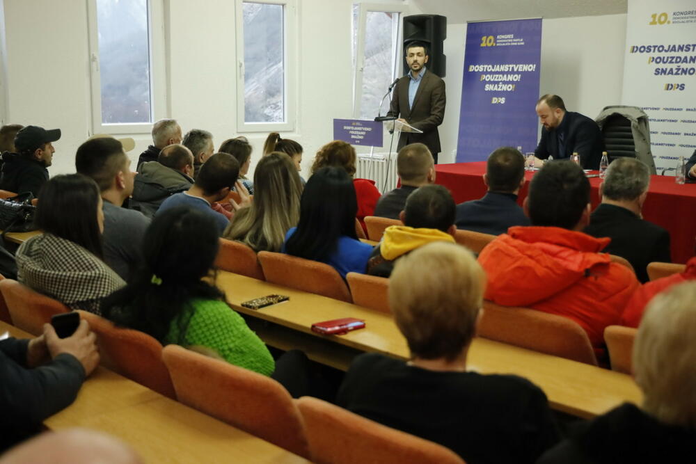 <p>Dolazi kraj ovoj petogodišnjoj agoniji naše države koja je danas institucionalno razorena, ekonomski uništena i posvađana sa susjedima", kazao je predsjednik DPS Danijel Živković</p>