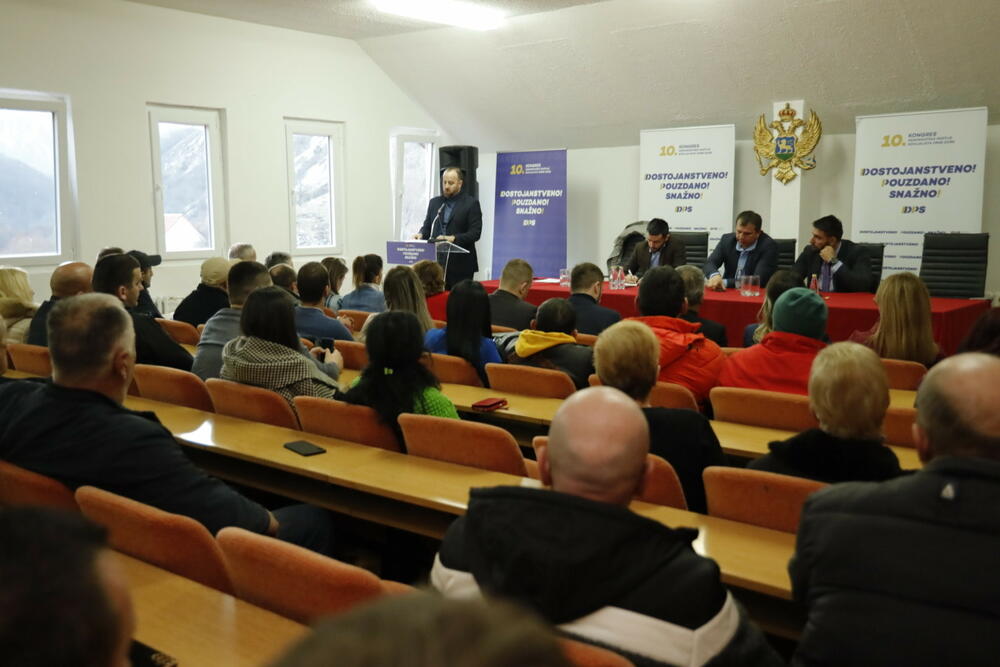 <p>Dolazi kraj ovoj petogodišnjoj agoniji naše države koja je danas institucionalno razorena, ekonomski uništena i posvađana sa susjedima", kazao je predsjednik DPS Danijel Živković</p>