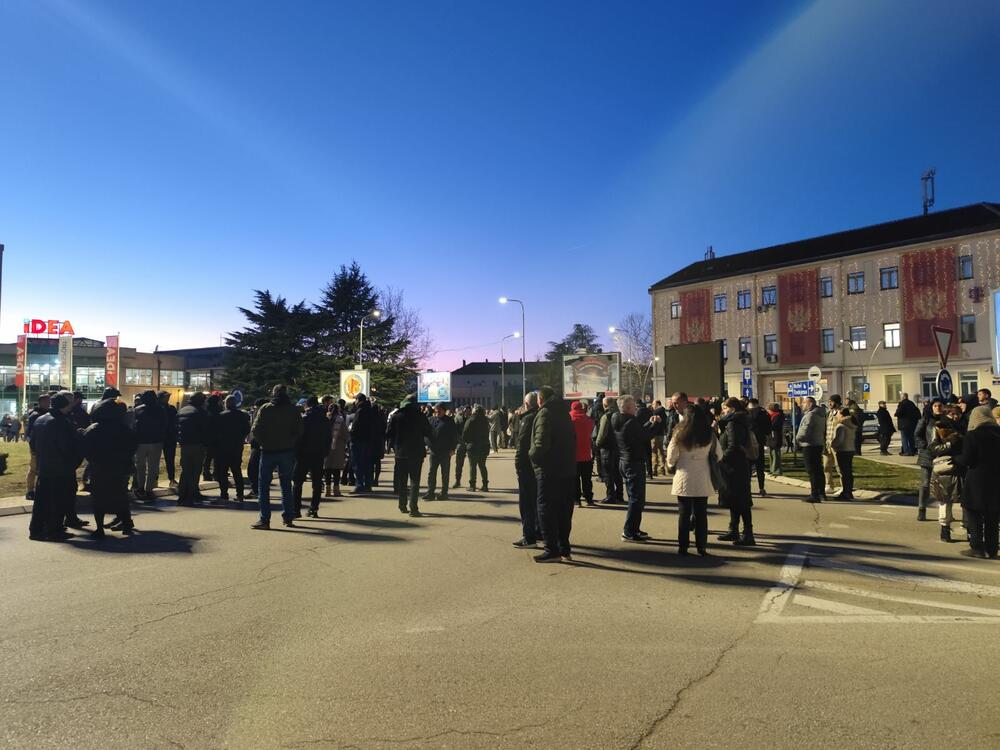 <p>Grupa građana Nikšića, tačno u 17:26h, blokirala je kružni tok kod Pošte</p>