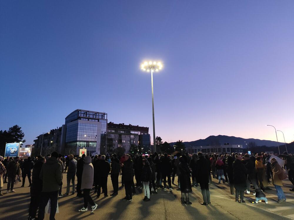 <p>Grupa građana Nikšića, tačno u 17:26h, blokirala je kružni tok kod Pošte</p>