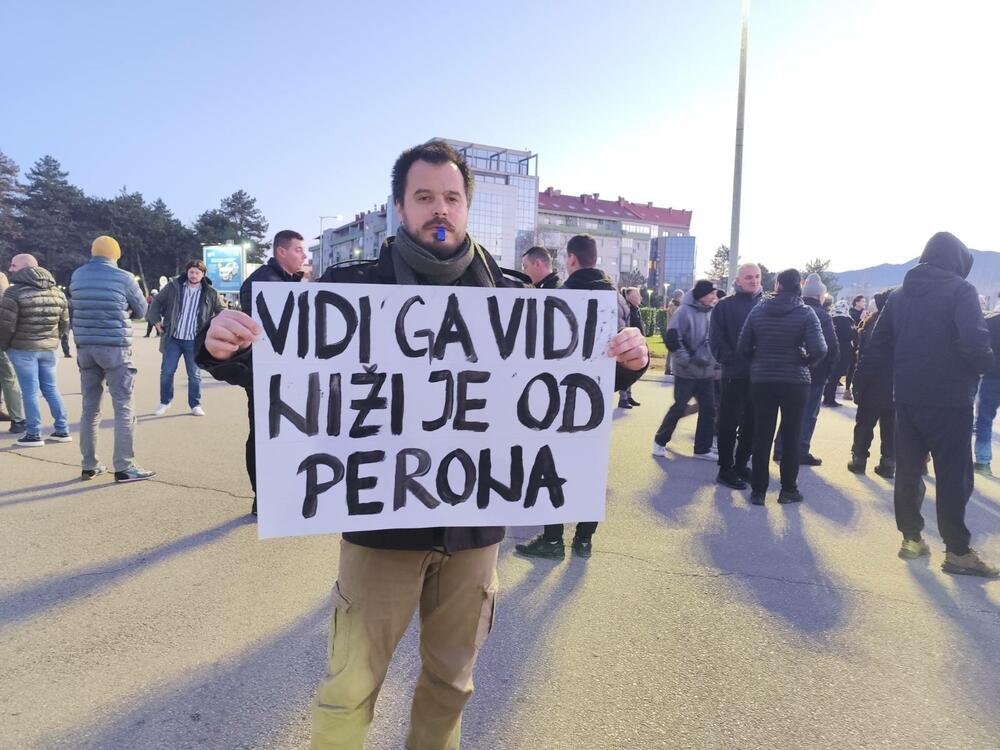 <p>Grupa građana Nikšića, tačno u 17:26h, blokirala je kružni tok kod Pošte</p>