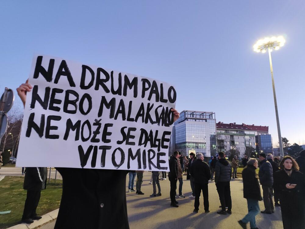 <p>Grupa građana Nikšića, tačno u 17:26h, blokirala je kružni tok kod Pošte</p>