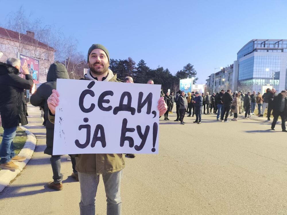 <p>Grupa građana Nikšića, tačno u 17:26h, blokirala je kružni tok kod Pošte</p>