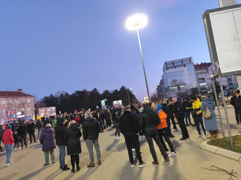 <p>Grupa građana Nikšića, tačno u 17:26h, blokirala je kružni tok kod Pošte</p>