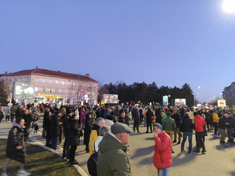 <p>Grupa građana Nikšića, tačno u 17:26h, blokirala je kružni tok kod Pošte</p>