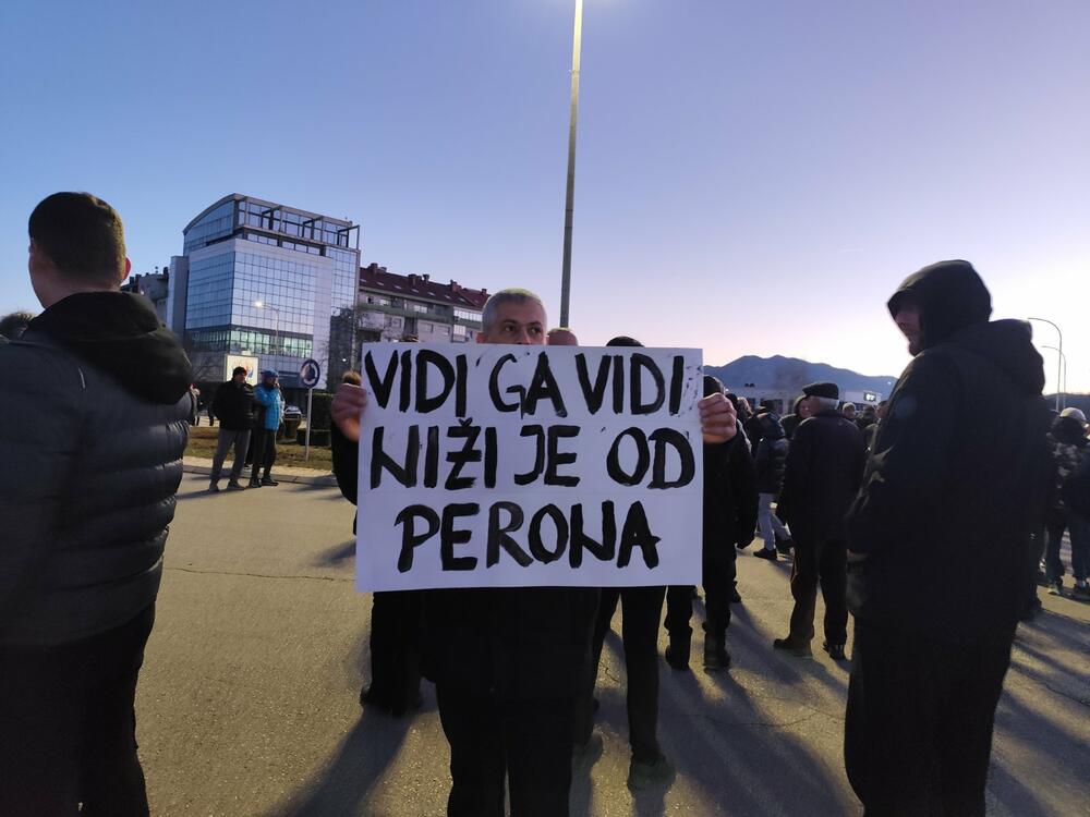 <p>Grupa građana Nikšića, tačno u 17:26h, blokirala je kružni tok kod Pošte</p>